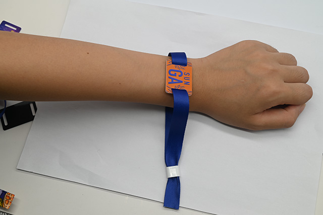 為了幫助異地市民的外出者 烏魯木齊市推出便民服務卡